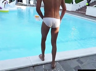Luca Ferrero scopa in piscina e incula la tatuatissima Korinha